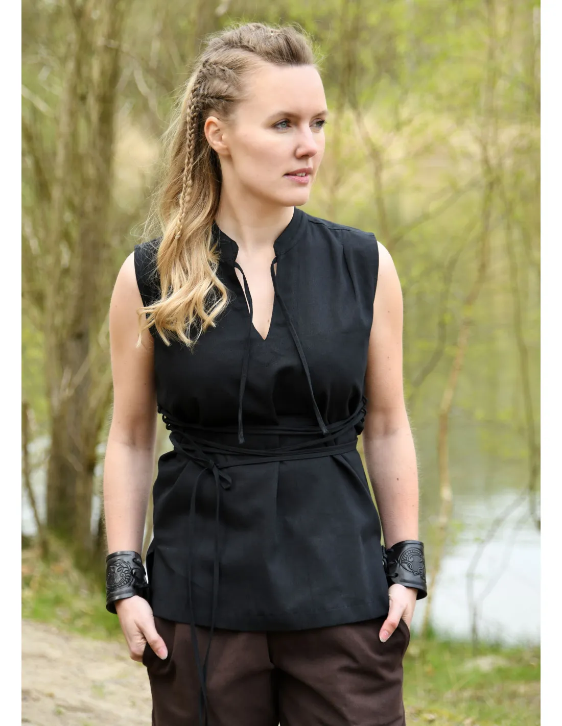 Blusa vikinga sin mangas modelo Levke, negro