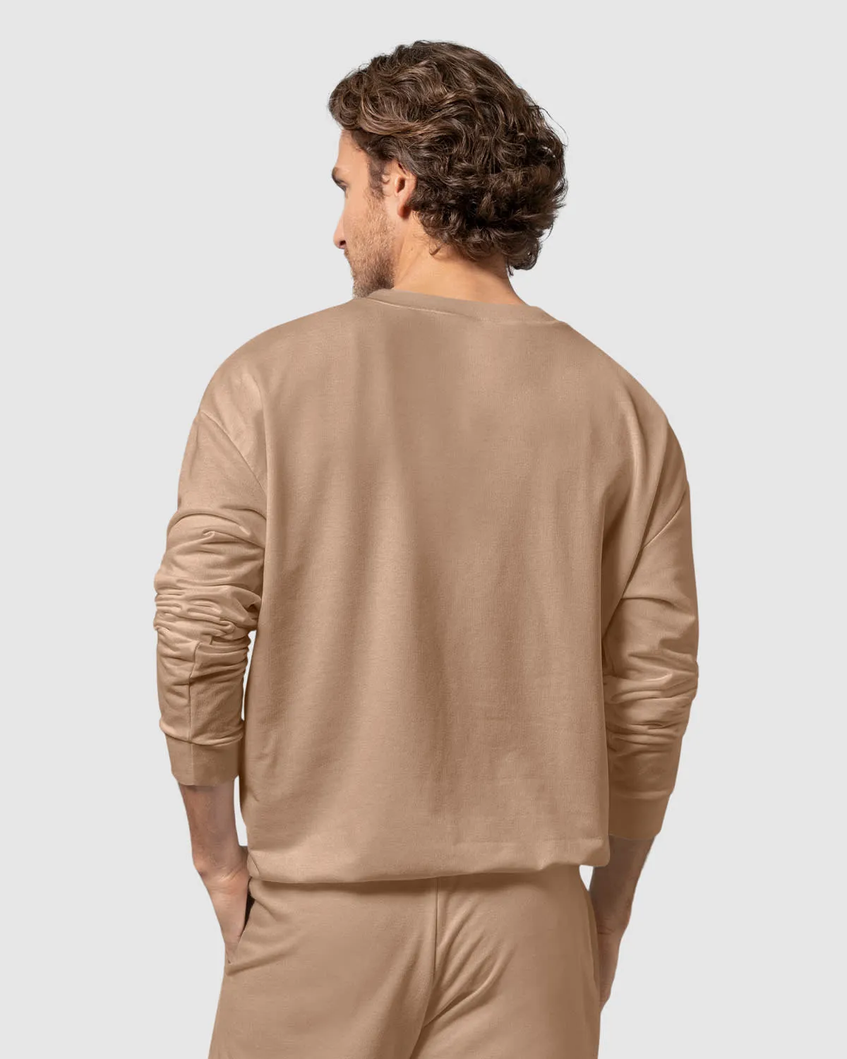 Buzo oversized con cuello redondo