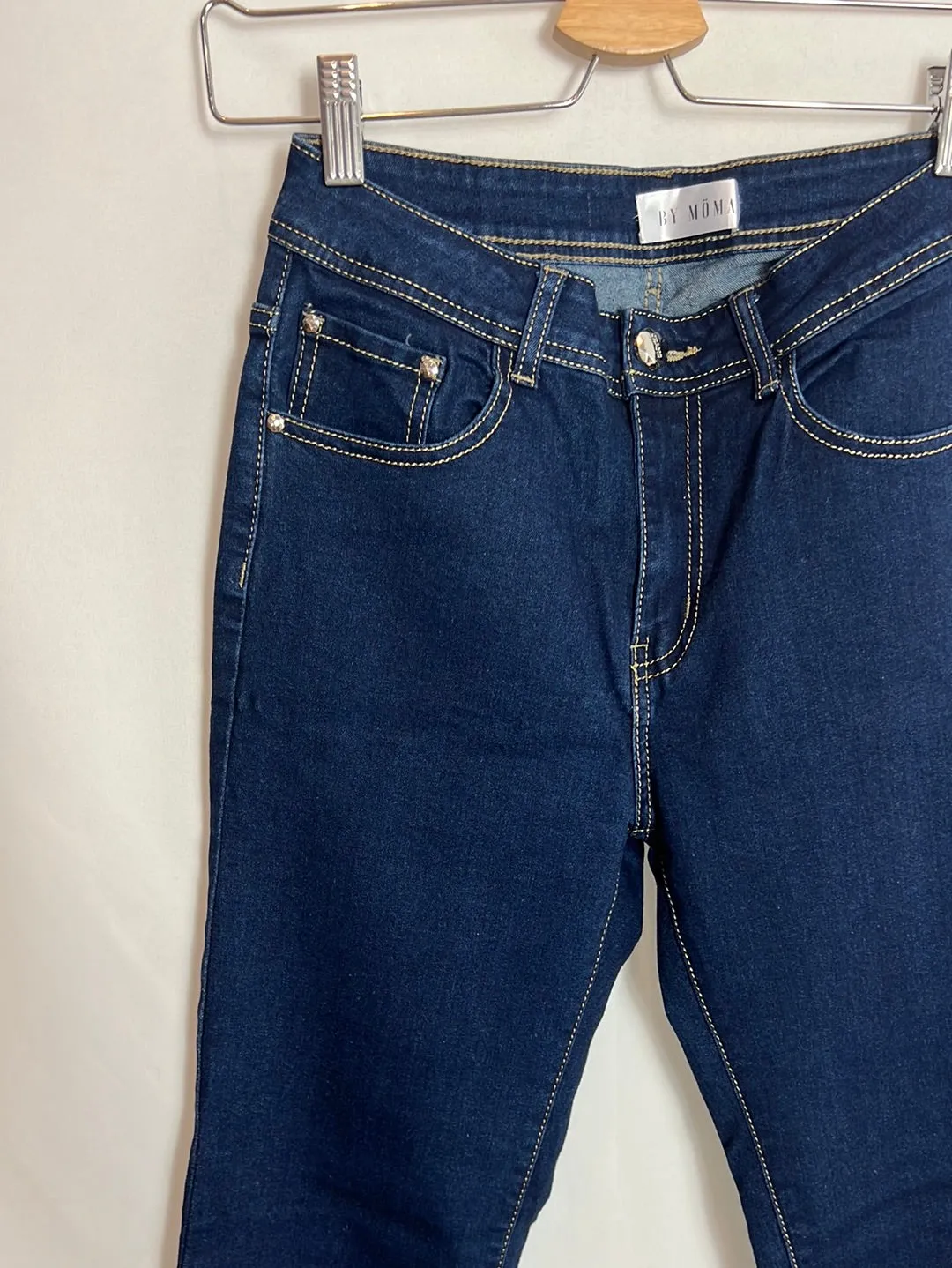BY MÖMA. Pantalón denim pitillo oscuro. T 38