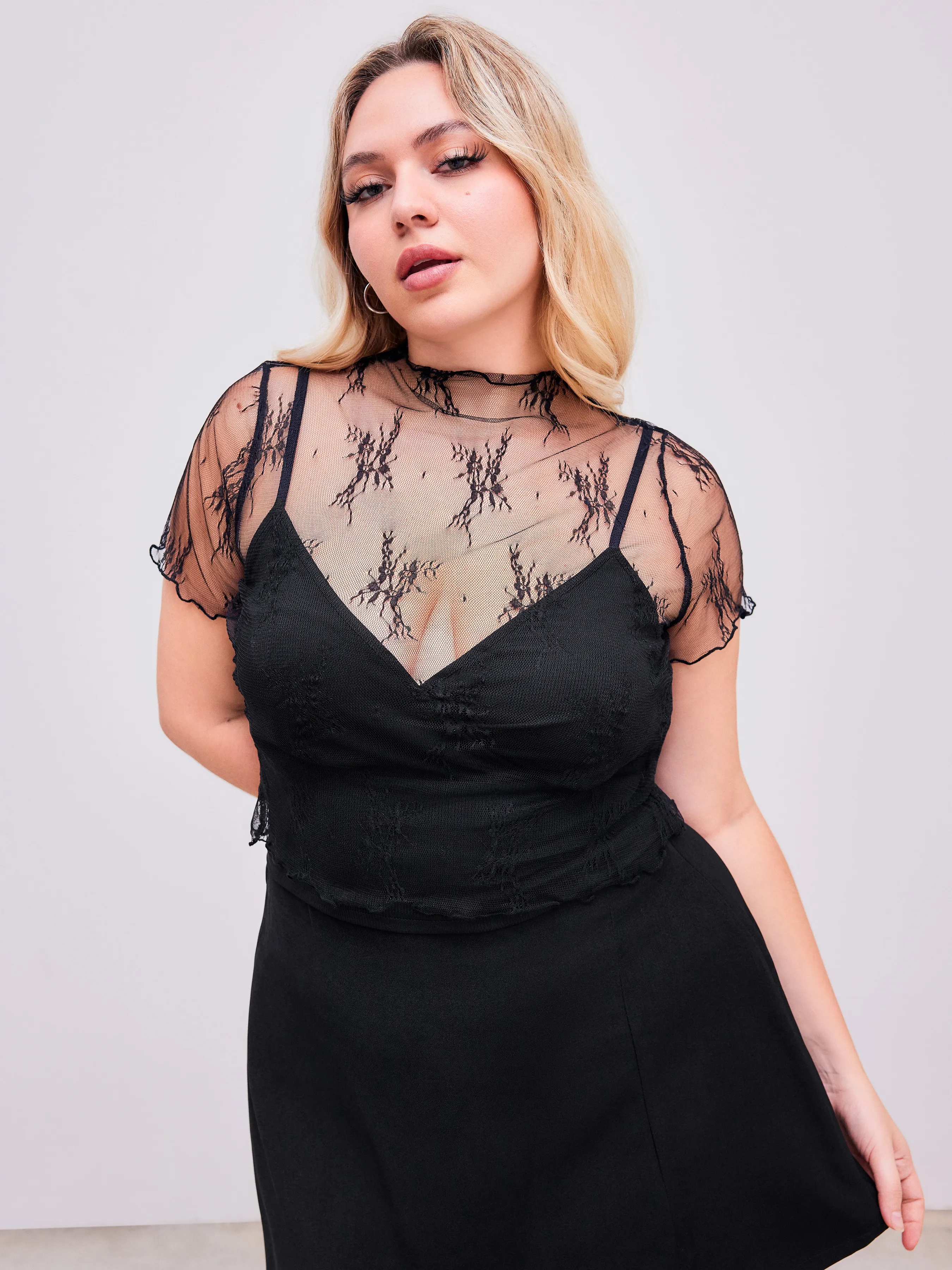 Conjunto de Top Floral de Encaje de Cuello Alto & Top Cami Liso Curvy