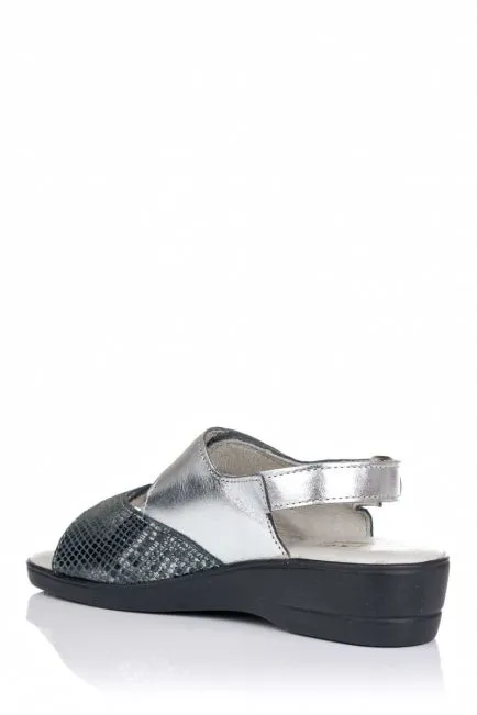 Sandalia plateada con print serpiente