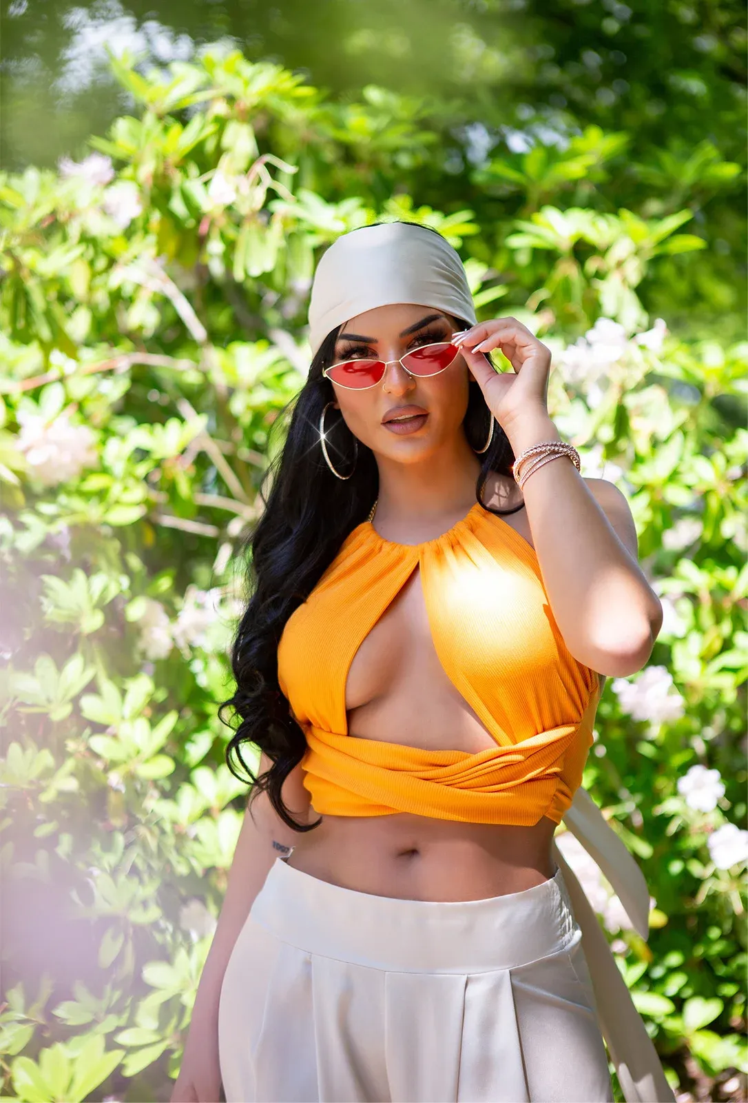 Top crop con aberturas naranja